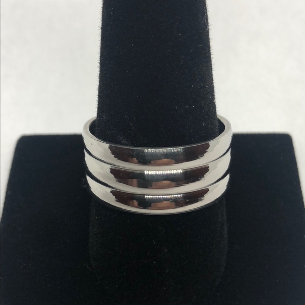 Men’s ring.